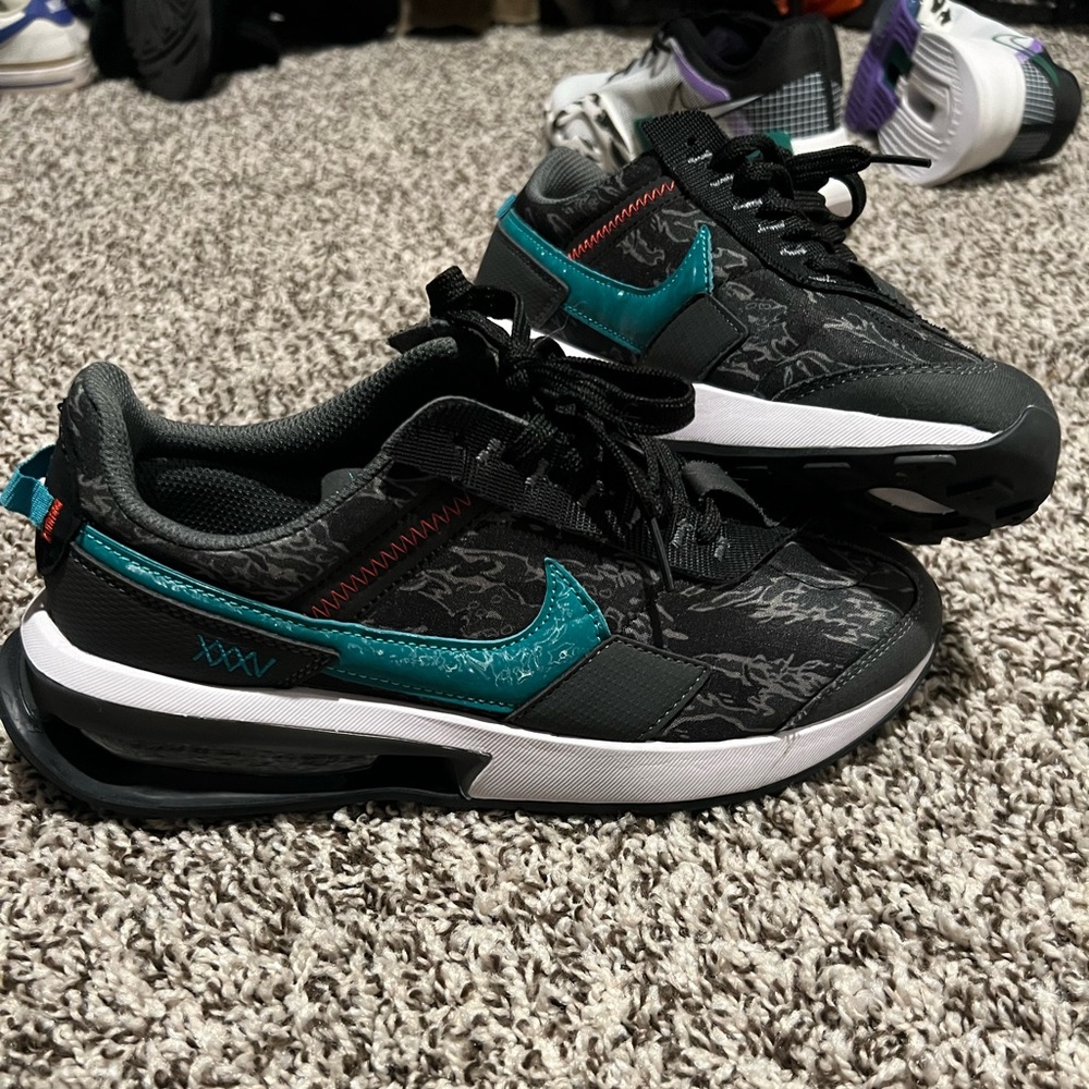 Nike air tennis shoes